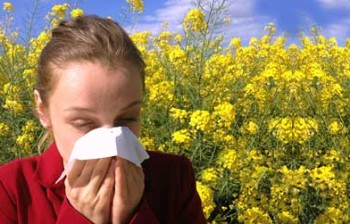 Bild: Kvinna som är allergisk