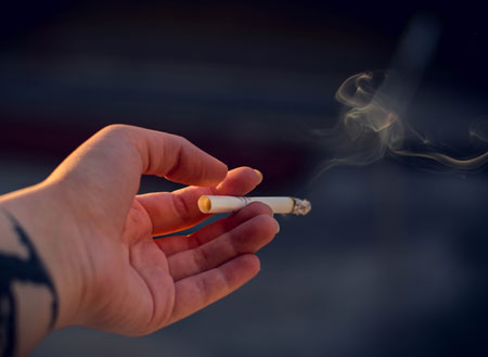 Bild: hand med cigarett
