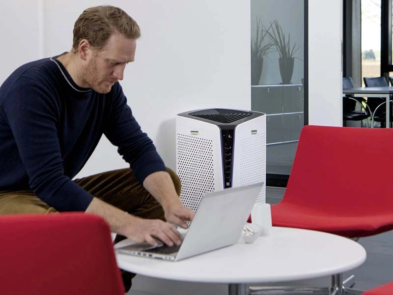 K&auml;rcher AF100 luftrenare i ett kontor